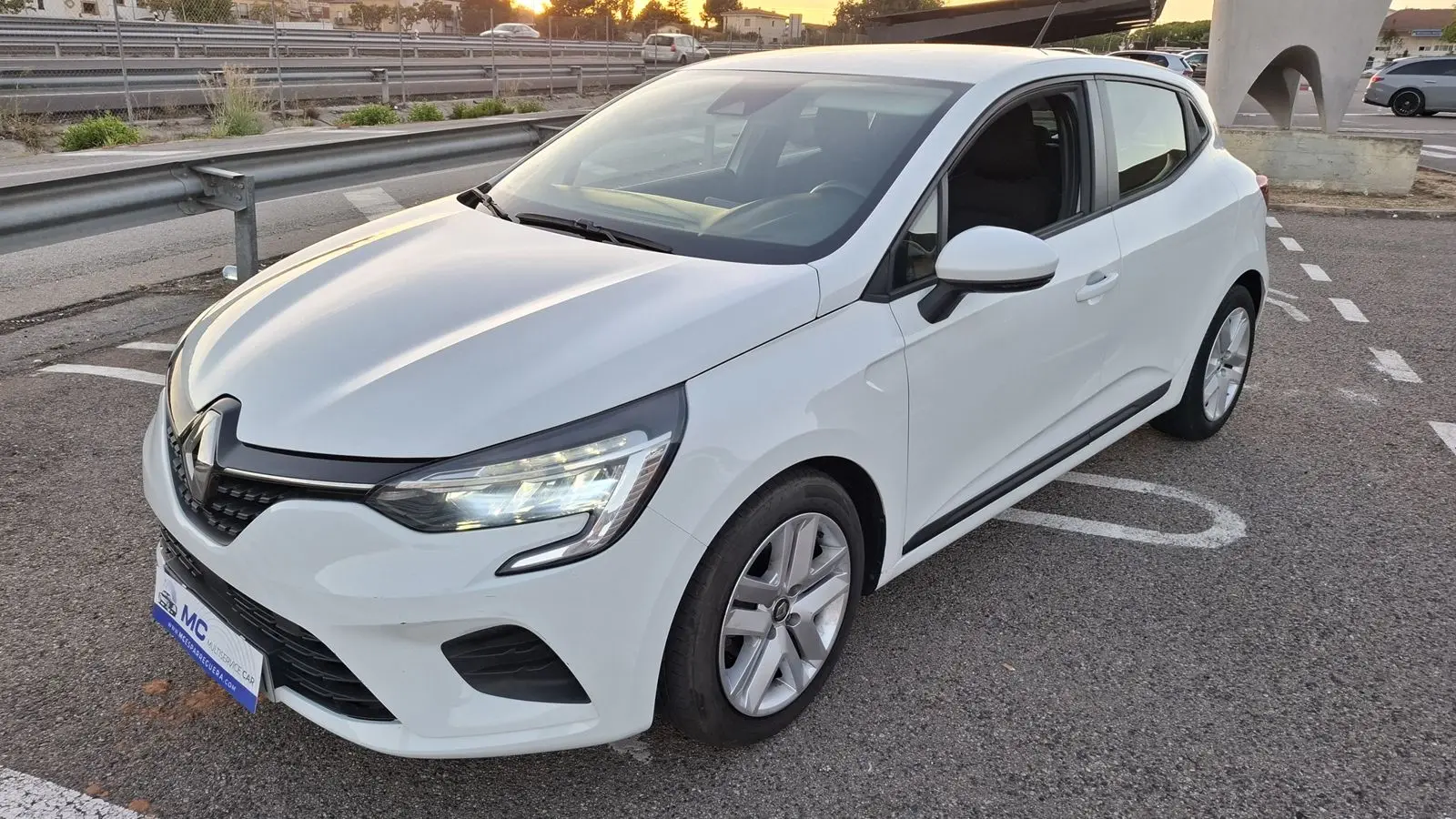 Renault Clio 1.0 TCe GLP 100 cv de 2022 en venta en Esparreguera